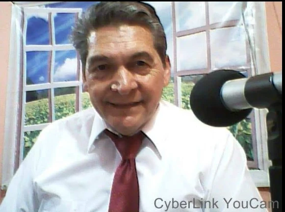 Locutor de Radiomisión Mundial frente al micrófono en cabina